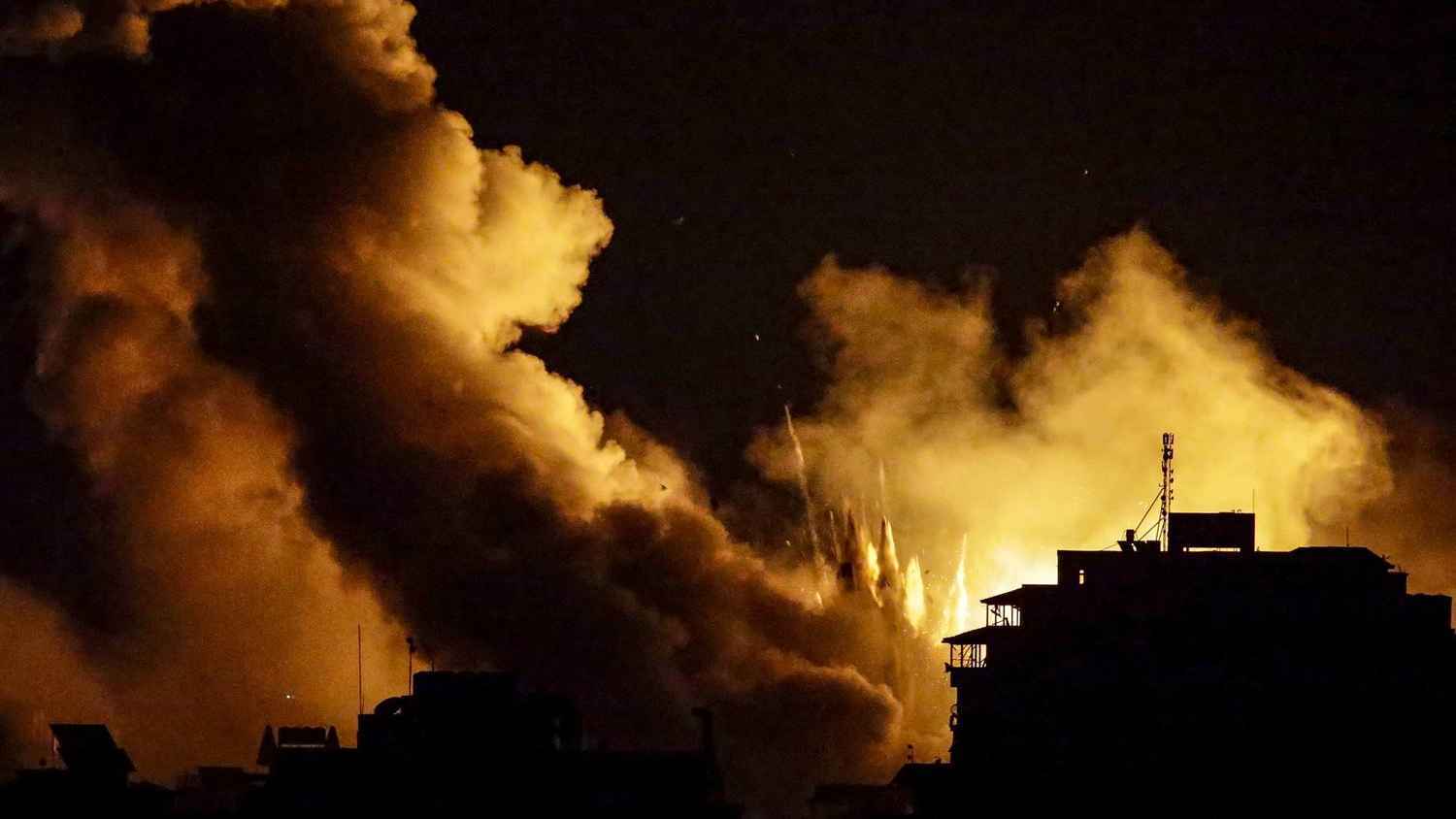 غارات إسرائيلية تدمر جسوراً وحواجز عسكرية بين سوريا ولبنان (فيديو)