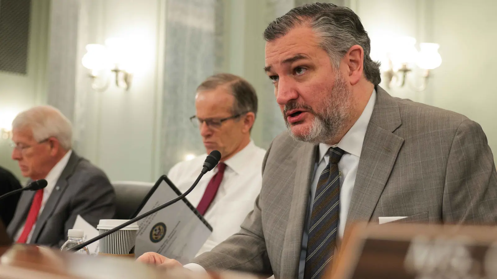 سيناتور أمريكي: نتنياهو لم يبلغ بايدن بعملية البيجر "لسريتها"