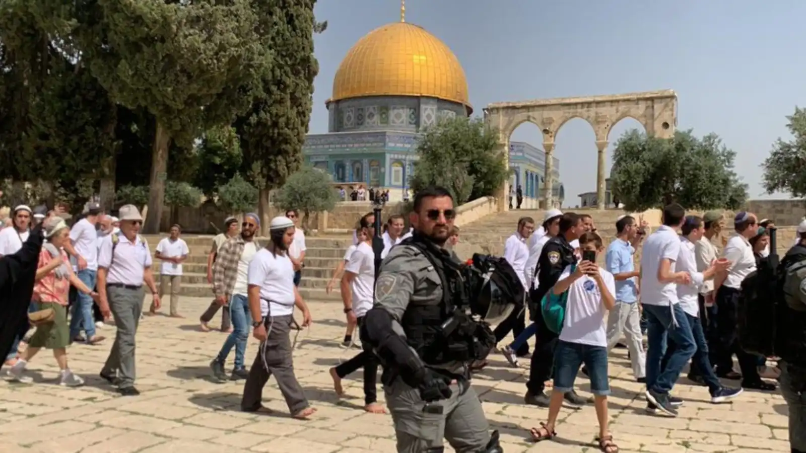 مستوطنون يقتحمون باحات "الأقصى" بحماية الشرطة الإسرائيلية (فيديو وصور)