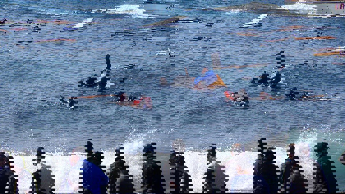 الحرس البحري التونسي ينقذ 71 مهاجرًا غير شرعي بعد غرق مركبهم