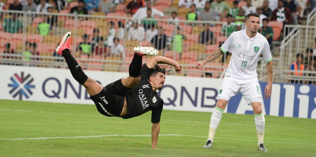 بغداد بونجاح يشتبك مع إعلامي سعودي في المؤتمر الصحفي لمباراة الأهلي ضد السد (فيديو)