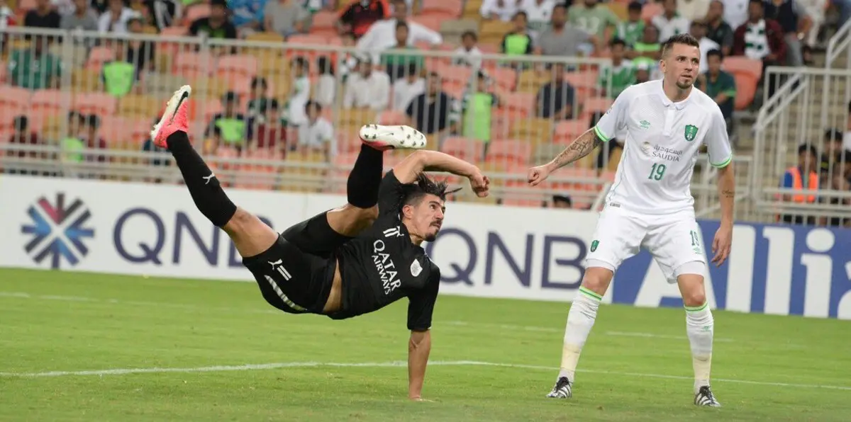 بغداد بونجاح يشتبك مع إعلامي سعودي في المؤتمر الصحفي لمباراة الأهلي ضد السد (فيديو)