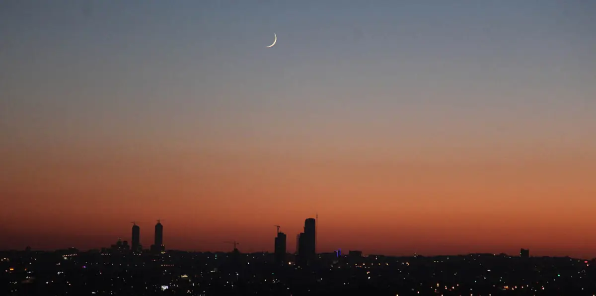 السعودية تدعو إلى تحرّي رؤية هلال رمضان