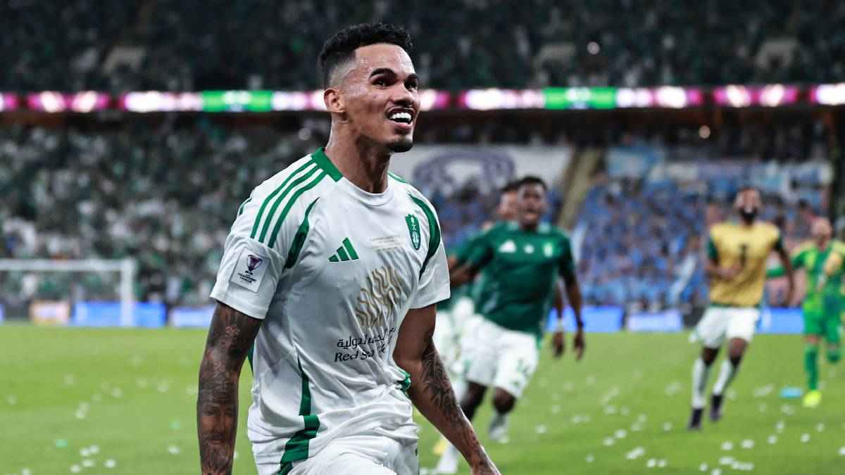 بصورة رائعة مع زوجاتهم.. أجانب الأهلي السعودي يحتفلون بعيد ميلاد غالينو (شاهد)