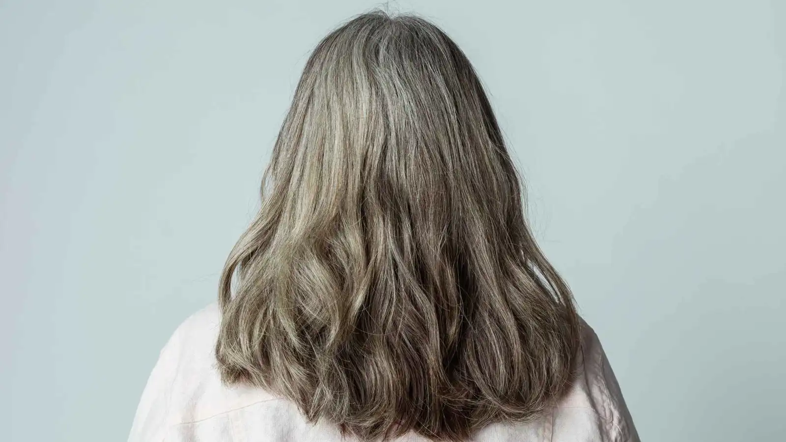 "عكس الشيب".. ممثلة صينية تثير الجدل بعلاج جديد للشعر