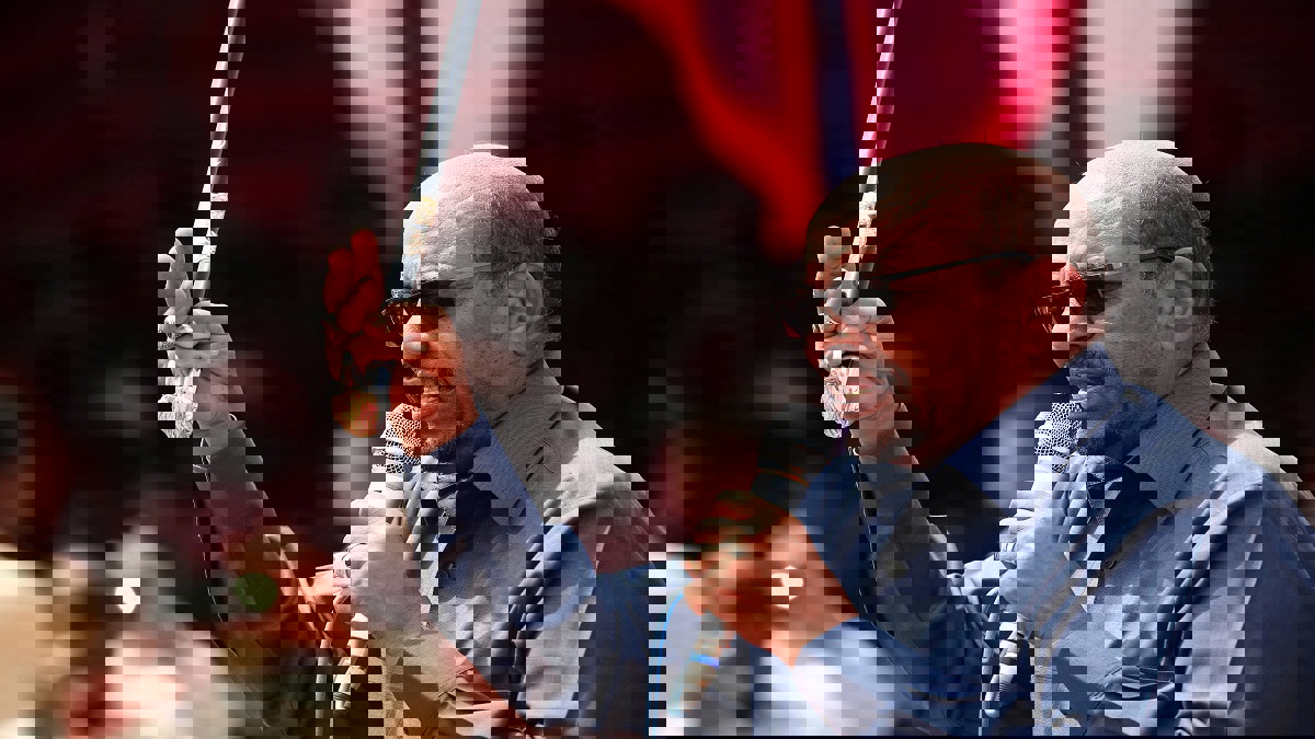 شاهد.. البشير يرقص "العرضة" أمام مؤيديه في الخرطوم (فيديو)