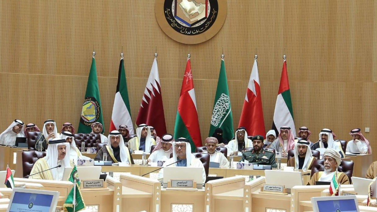 قرقاش يعلّق على غياب أمير قطر عن القمة الخليجية