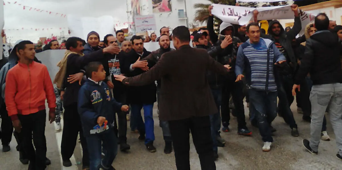 متظاهرون تونسيون يبيتون في العراء وآخرون يرفعون علم الجزائر