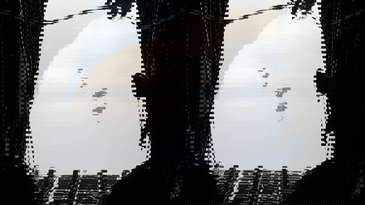 الجيش الأردني يعلن تنفيذ أكبر عملية إنزال مساعدات لغزة (فيديو)