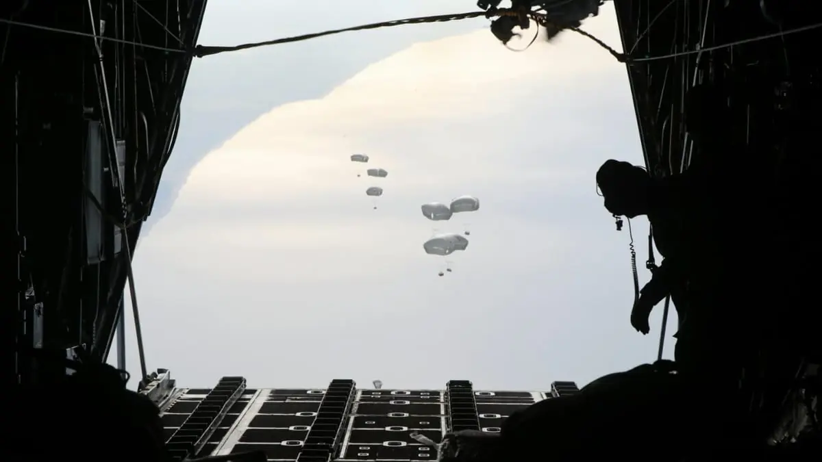 الجيش الأردني يعلن تنفيذ أكبر عملية إنزال مساعدات لغزة (فيديو)