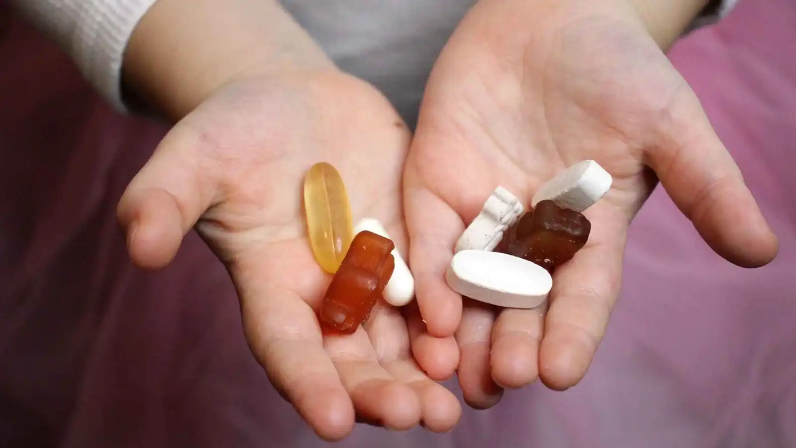 "علكة الميلاتونين".. هل تدفع أطفالك نحو إدمان هرموني مبكر؟