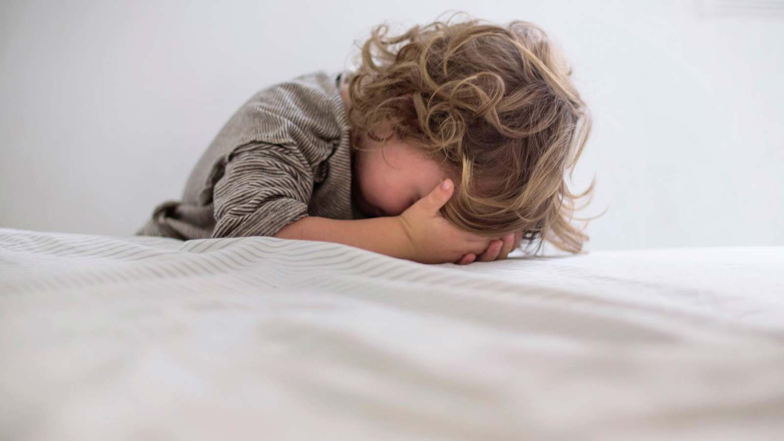 جربوا "إعادة توجيهه".. طرق لدعم طفلك "الحساس"