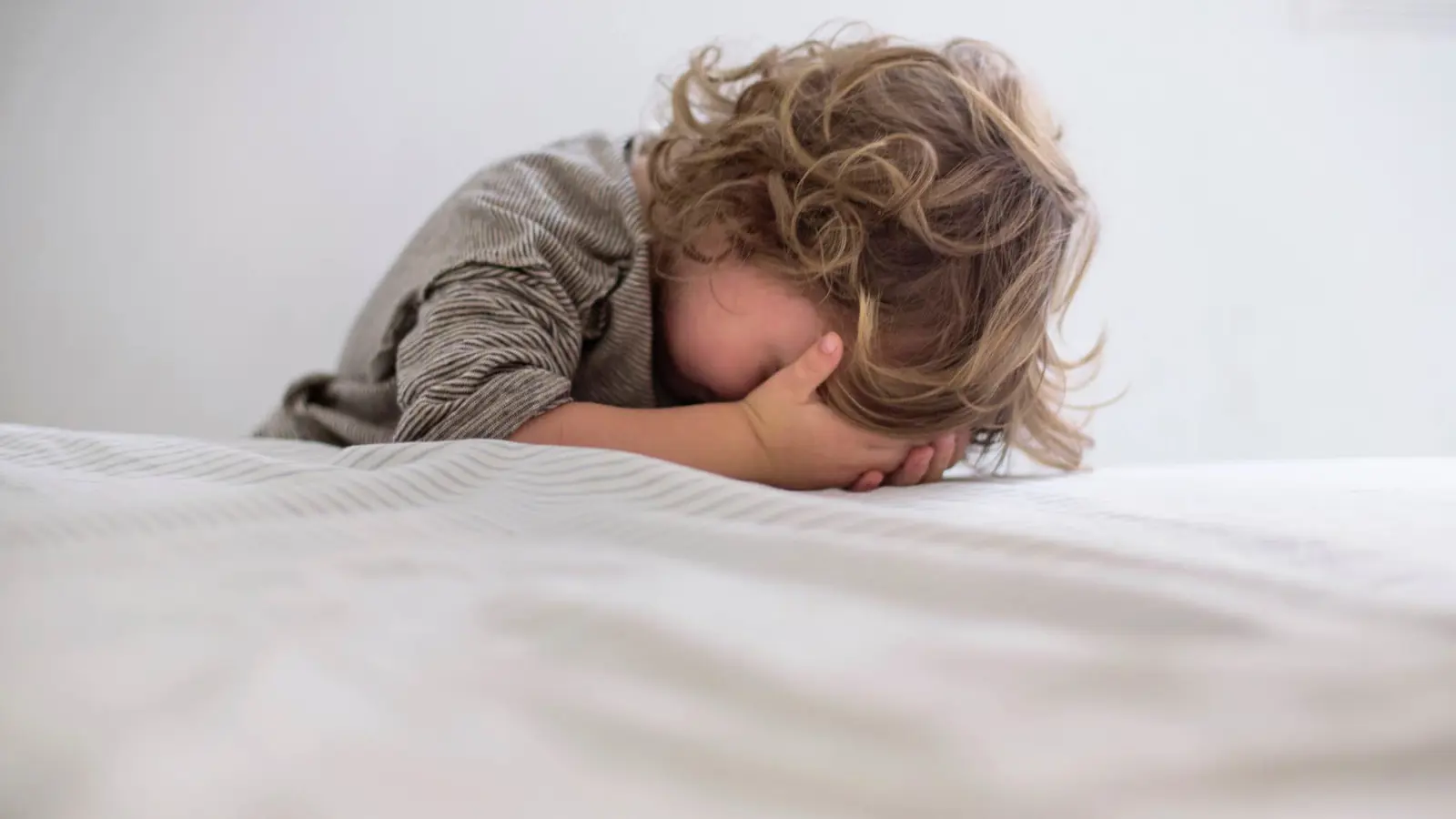 جربوا "إعادة توجيهه".. طرق لدعم طفلك "الحساس"