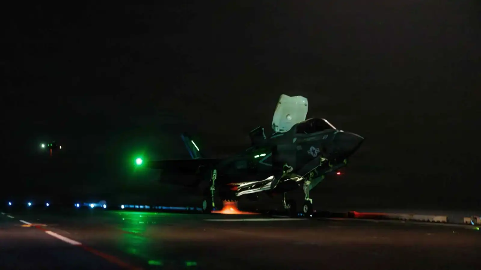 الجيش الأمريكي يعلن إجراء عمليات طيران ليلية في بحر العرب