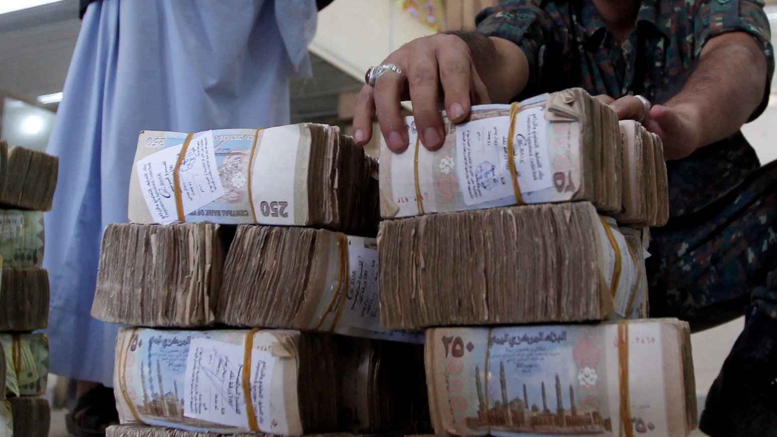 انهيار مالي لدى الحوثيين.. والمسلحون دون مرتبات منذ شهرين