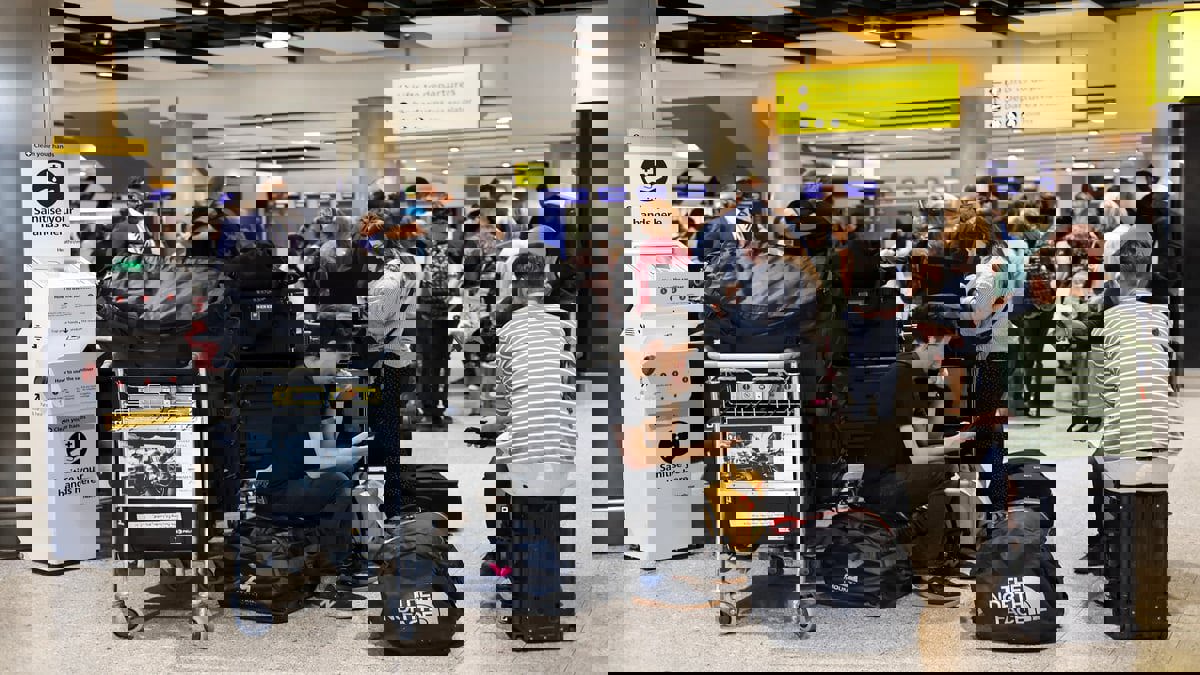 إلغاء وتأجيل رحلات جوية لآلاف المسافرين في بريطانيا بعد عطل فني