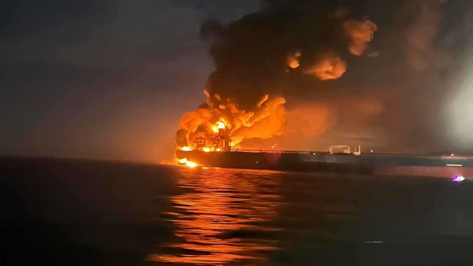 خاضعتان للعقوبات.. تفاصيل تعرض ناقلتي نفط لانفجارات قرب تركيا