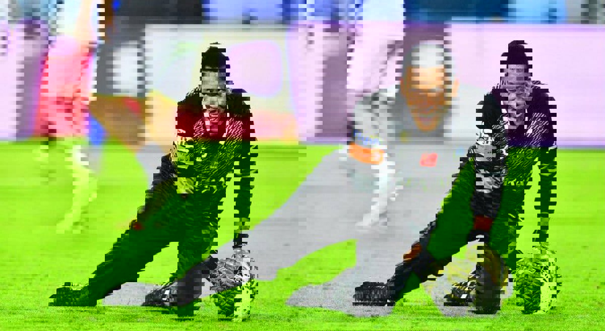 قصة عرض مانشستر يونايتد التعاقد مع حارس الهلال السابق محمد الدعيع (فيديو)