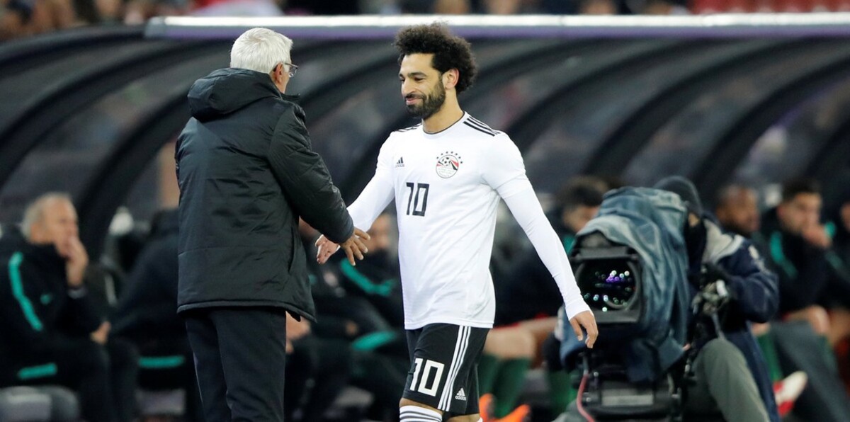 تشكيلة مباراة مصر واليونان.. هل طلب محمد صلاح من كوبر عدم المشاركة؟