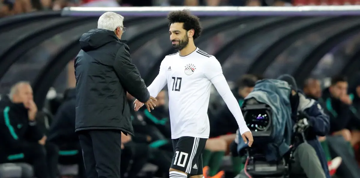 تشكيلة مباراة مصر واليونان.. هل طلب محمد صلاح من كوبر عدم المشاركة؟