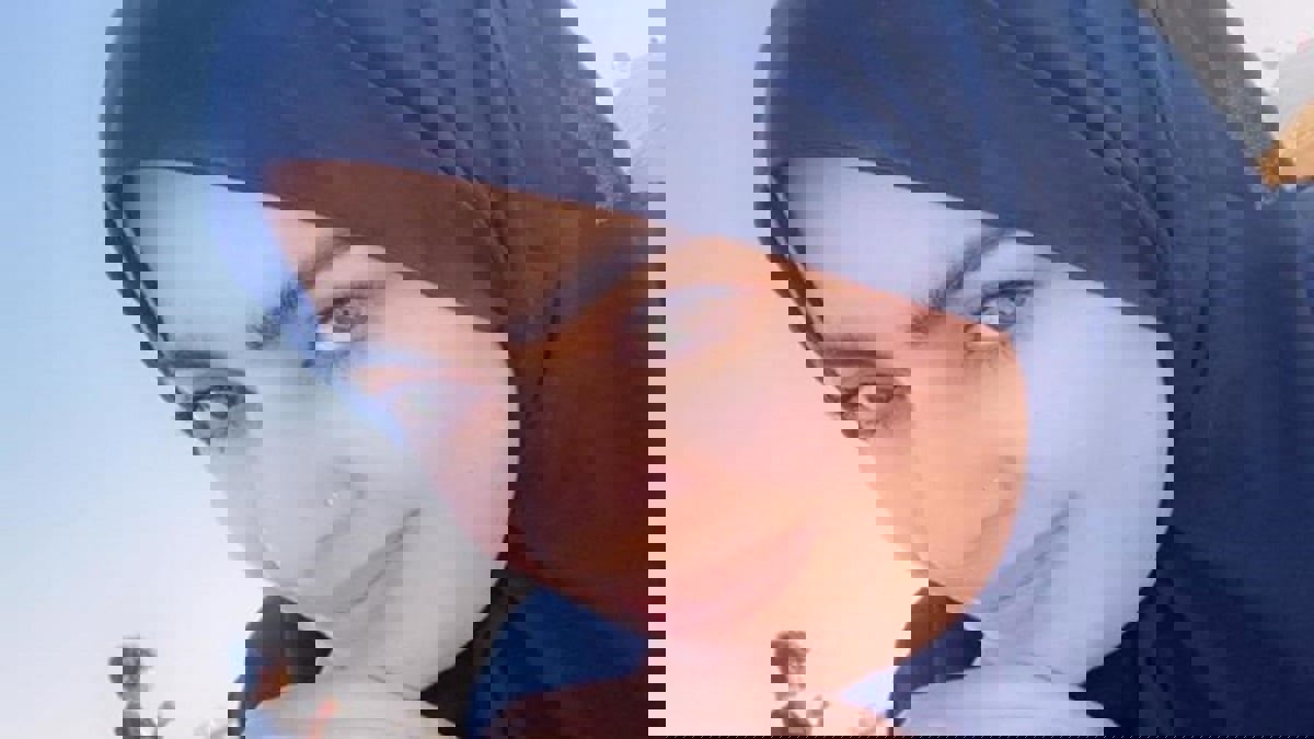 نجمة مواقع التواصل السعودية أميرة الناصر تخلع الحجاب (فيديو)