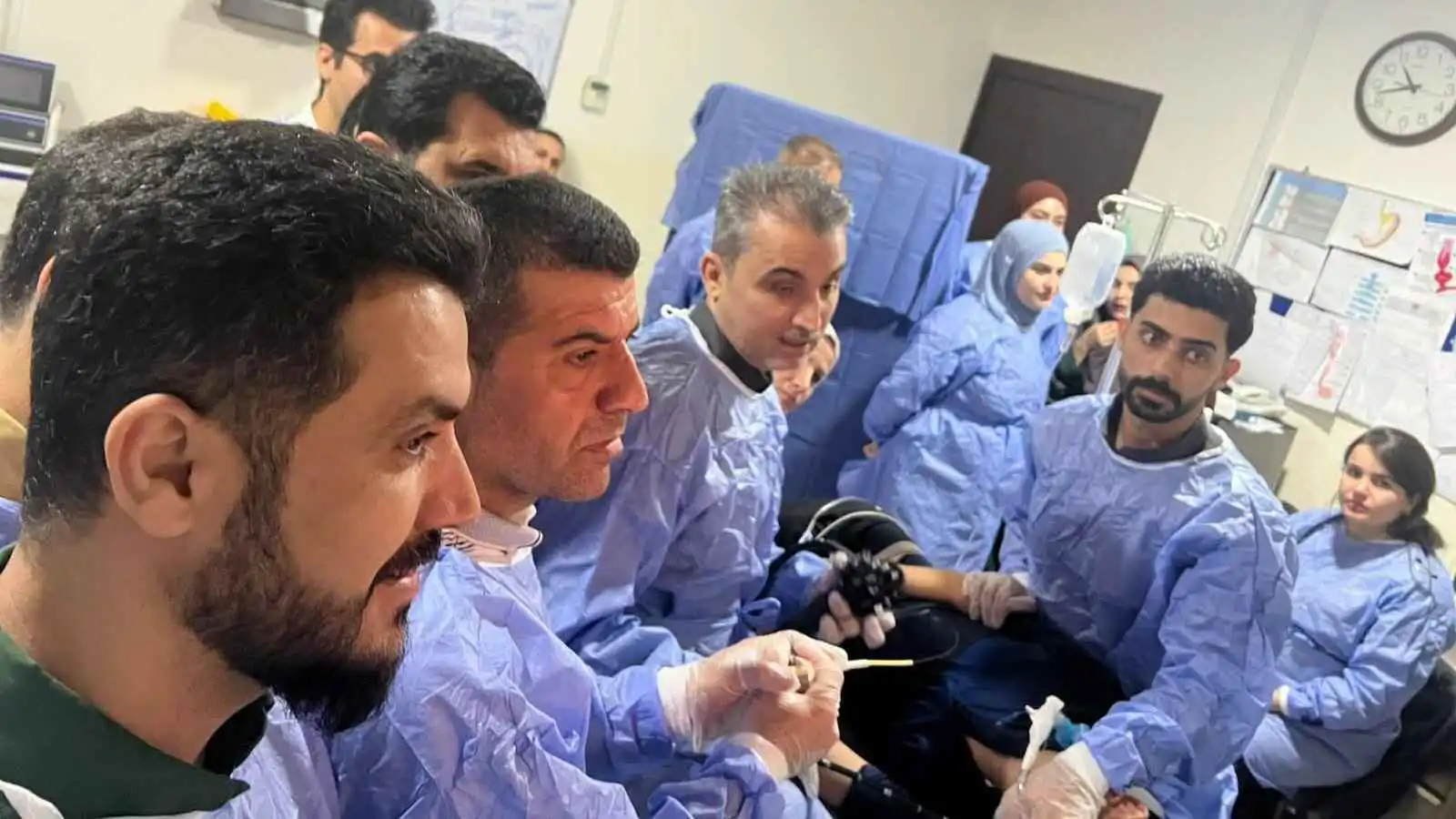 استخراج 24 ملقط شعر وإبرة من معدة شاب في العراق (صور)