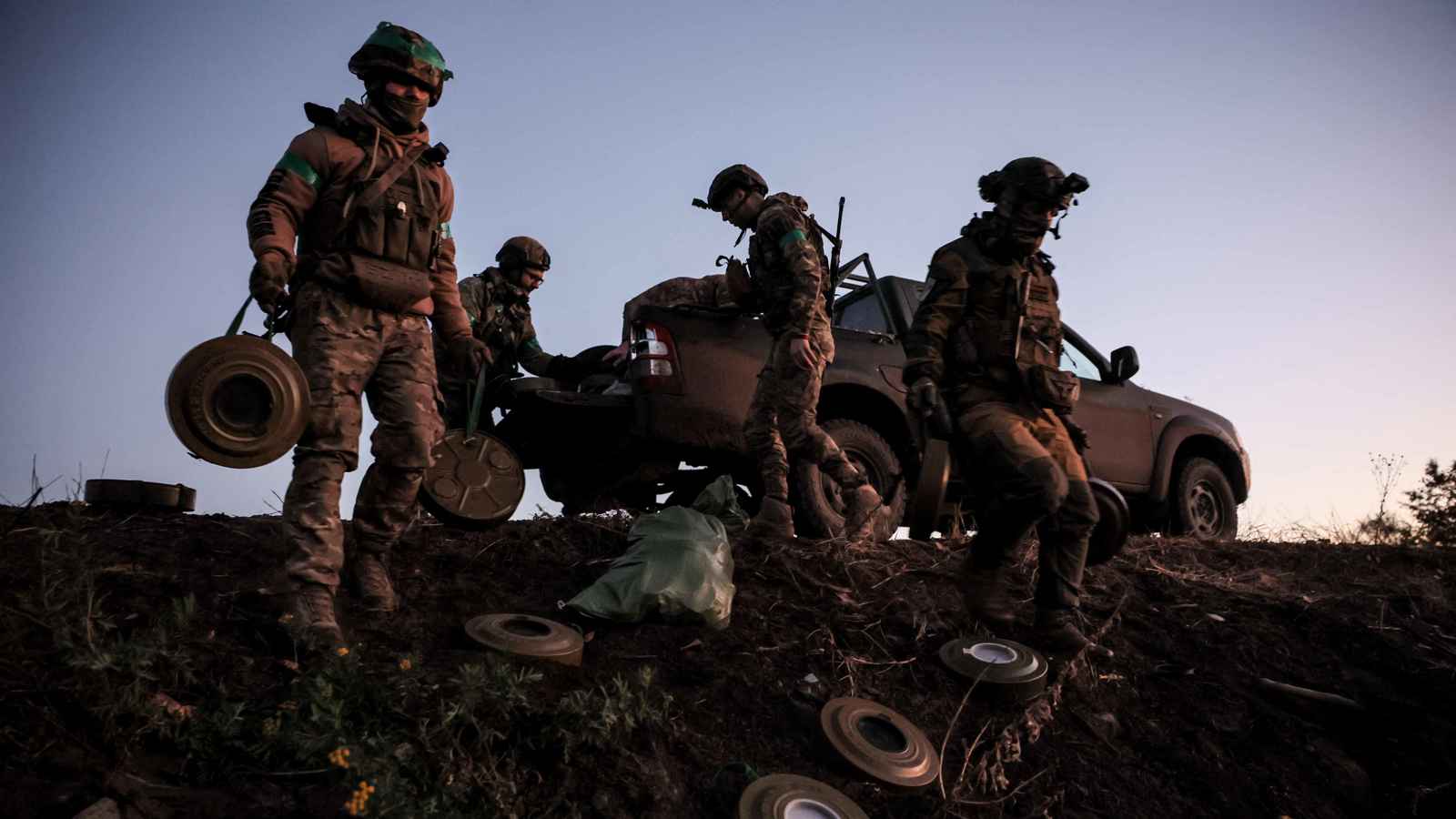 "مهمة للغاية" لوقف الروس.. زيلينسكي يرحب بالألغام الأمريكية