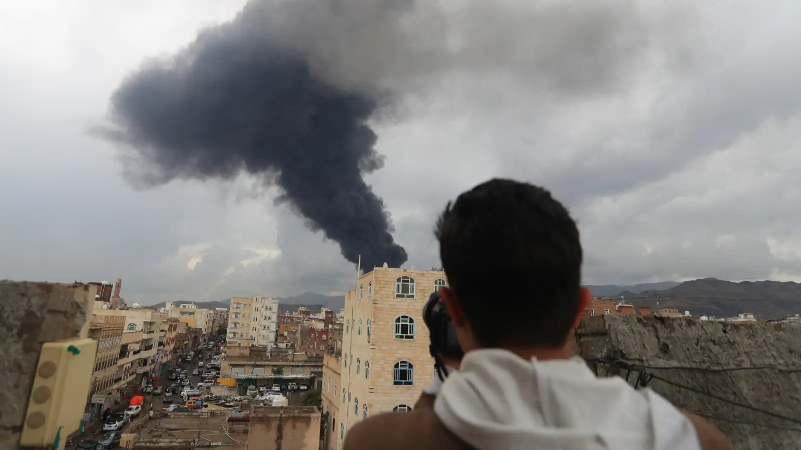 الحوثيون: مقتل وإصابة 53 صحفياً بالغارات الإسرائيلية على صنعاء