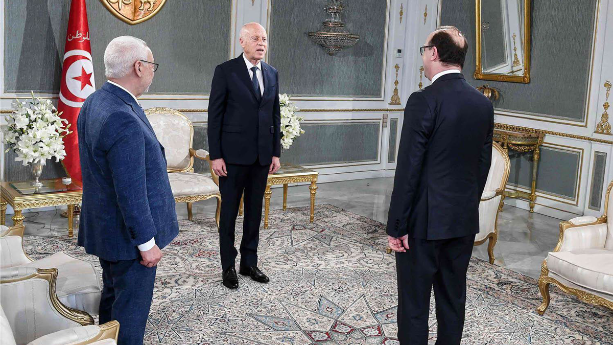 بعد اتهامات "التآمر".. نذر "معركة كسر عظم" بين الرئيس التونسي وحركة النهضة