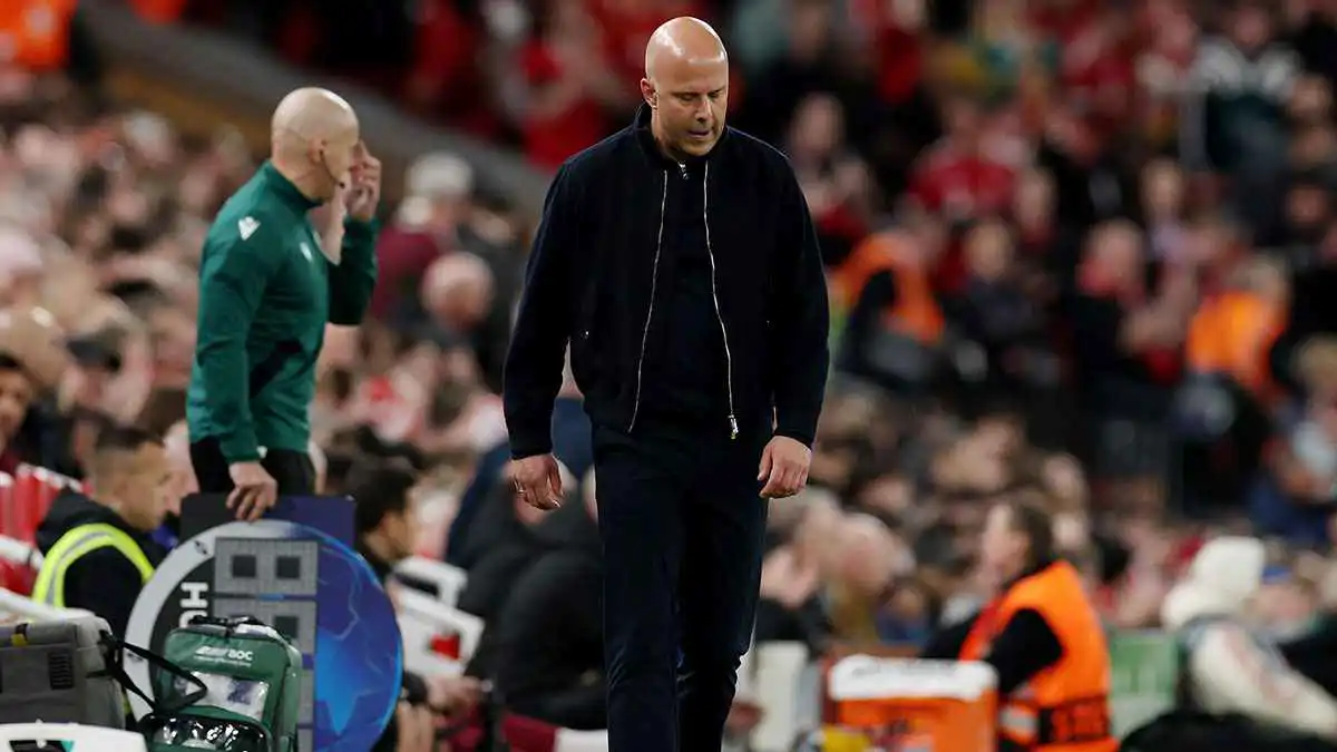 لماذا يجب طرد سلوت من ليفربول "فوراً"؟