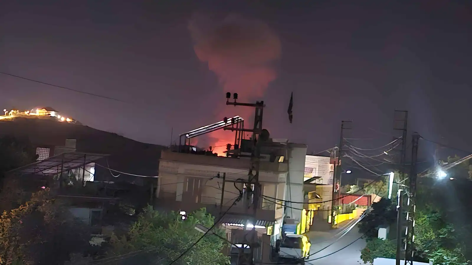 إحداها استهدفت سيارة.. غارات إسرائيلية واسعة على جنوب لبنان (فيديو)