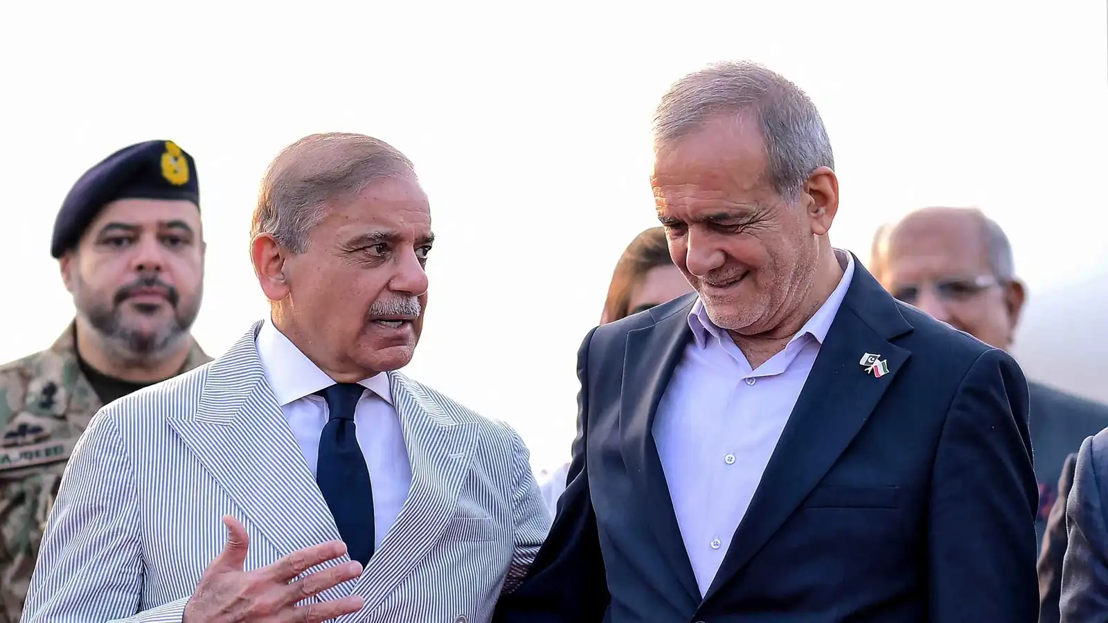 الرئاسة الإيرانية: بزشكيان وشهباز شريف بحثا تداعيات الحرب