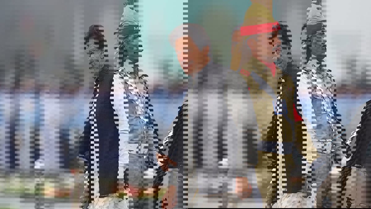 عمران خان.. بطل "النمور المحاصرة" في الكريكيت يخسر معركة الحكم قبل الأوان