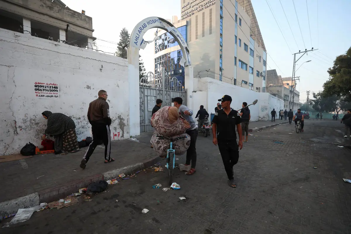  "علي عايش".. أب فلسطيني يلتقي بطفله الرضيع من تحت الركام (فيديو) 