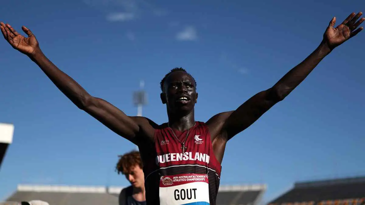 طالب يحطم رقمًا قياسيًّا أستراليًّا صمد 56 عامًا في سباق 200 متر (فيديو)