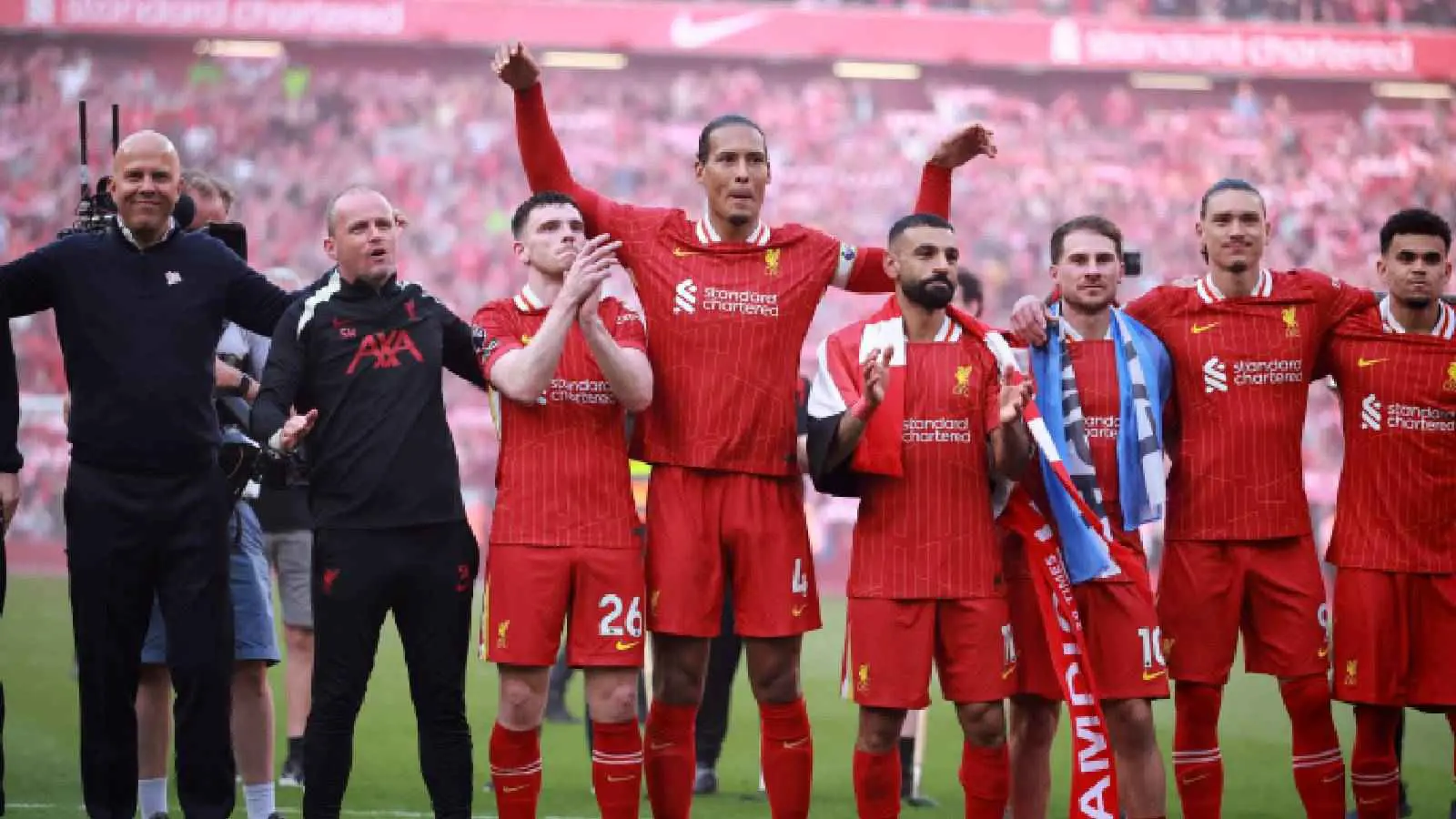 نجم ليفربول يدخن في غرفة الملابس (صورة)