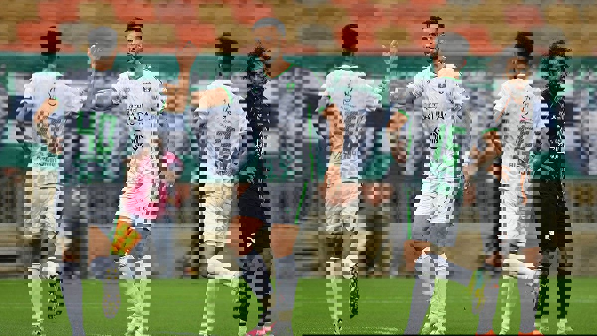 رئيس النادي الأهلي السعودي يطمئن الجماهير بشأن مستقبل محمد العويس وعمر السومة