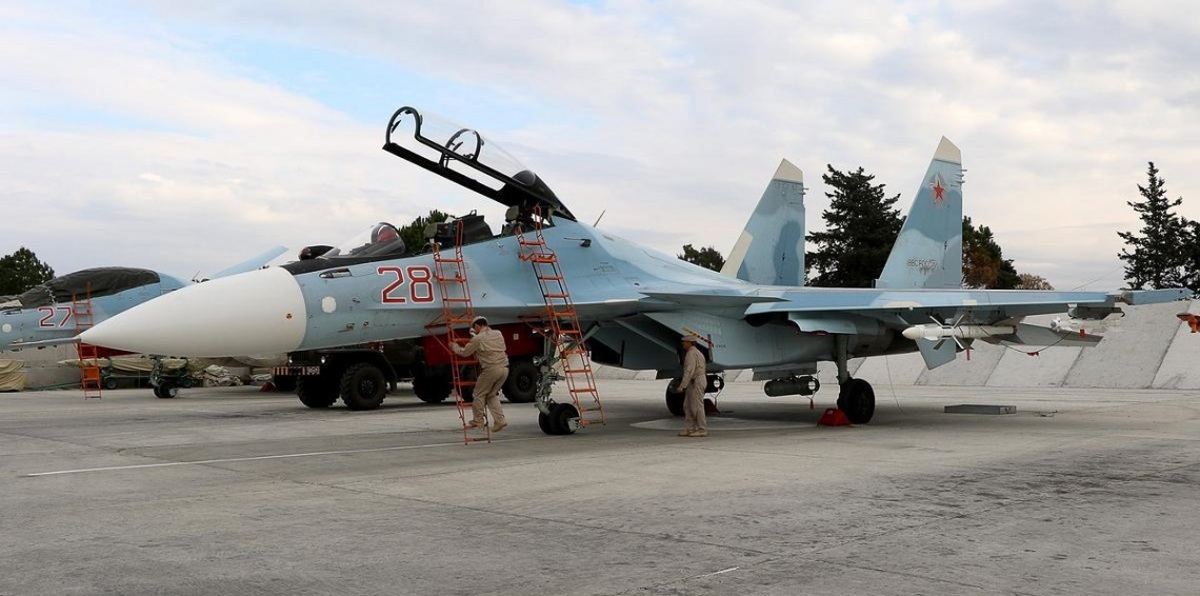 في تكذيب لوزارة الدفاع الروسية.. صحفي ينشر صورًا لطائرات محطمة داخل قاعدة حميميم السورية (صور)