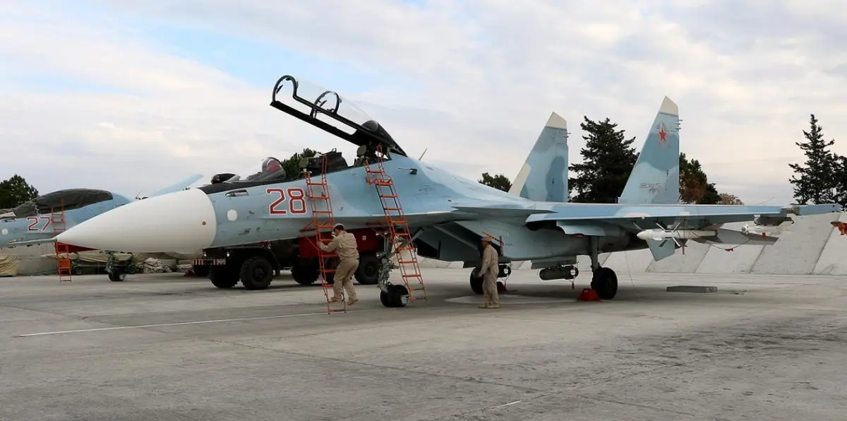 في تكذيب لوزارة الدفاع الروسية.. صحفي ينشر صورًا لطائرات محطمة داخل قاعدة حميميم السورية (صور)