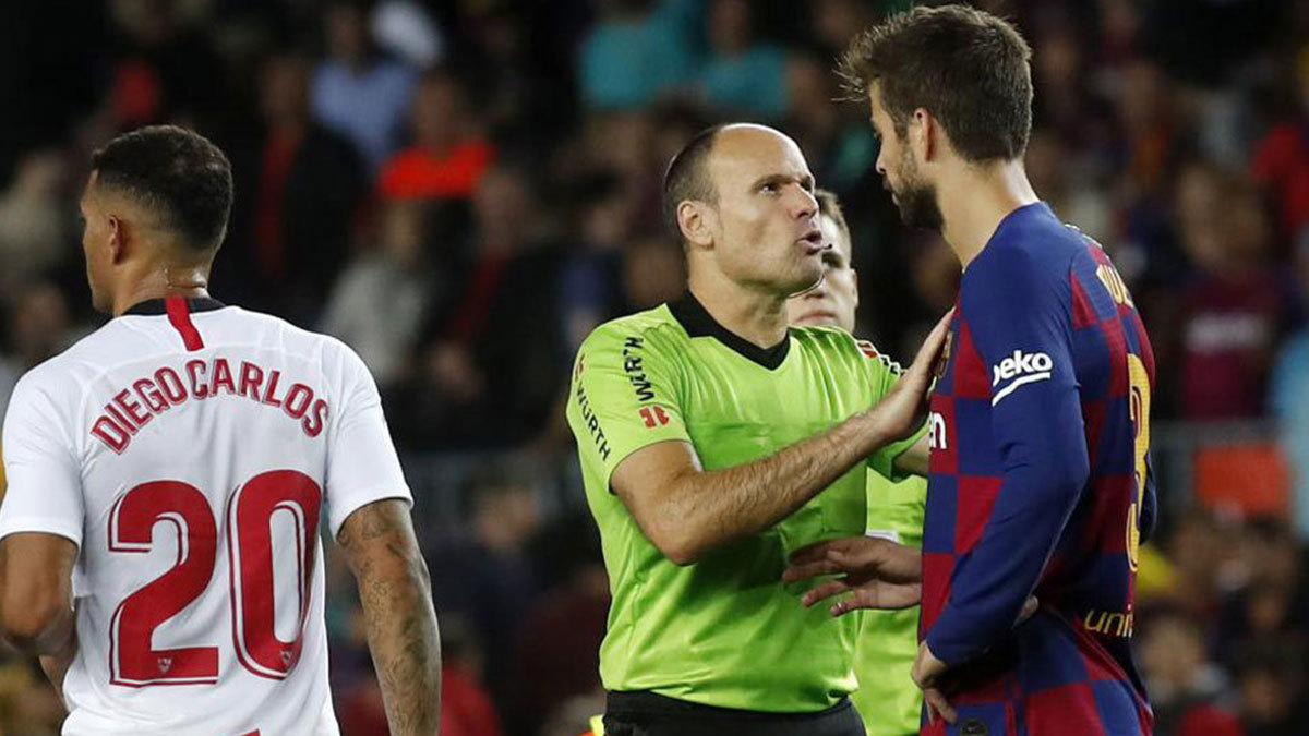 مباراة برشلونة وإشبيلية.. هل تعمد بيكيه الحصول على بطاقة صفراء وكيف وضع البلوغرانا في مأزق؟