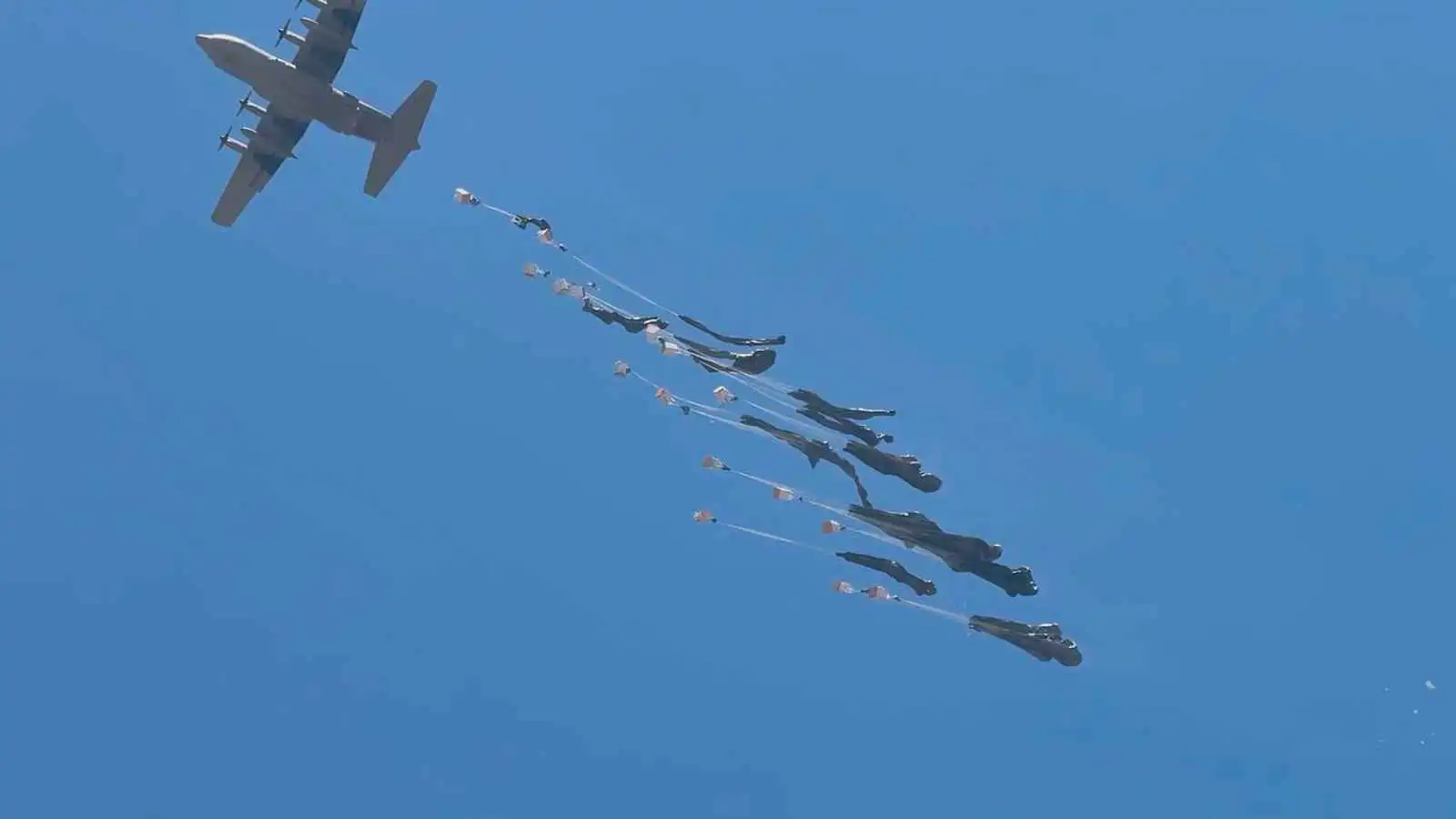 الإمارات تُنفذ الإنزال الجوي الـ79 لدعم سكان غزة