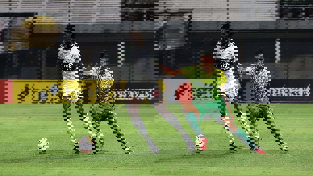 إيمانويل أديبايور يتحول إلى لاعب كاراتيه ويتلقى بطاقة حمراء في باراغواي (فيديو)