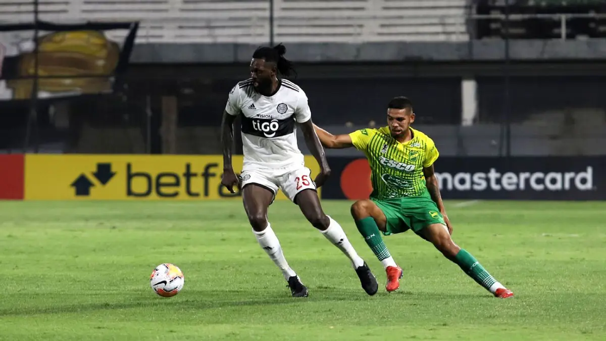 إيمانويل أديبايور يتحول إلى لاعب كاراتيه ويتلقى بطاقة حمراء في باراغواي (فيديو)