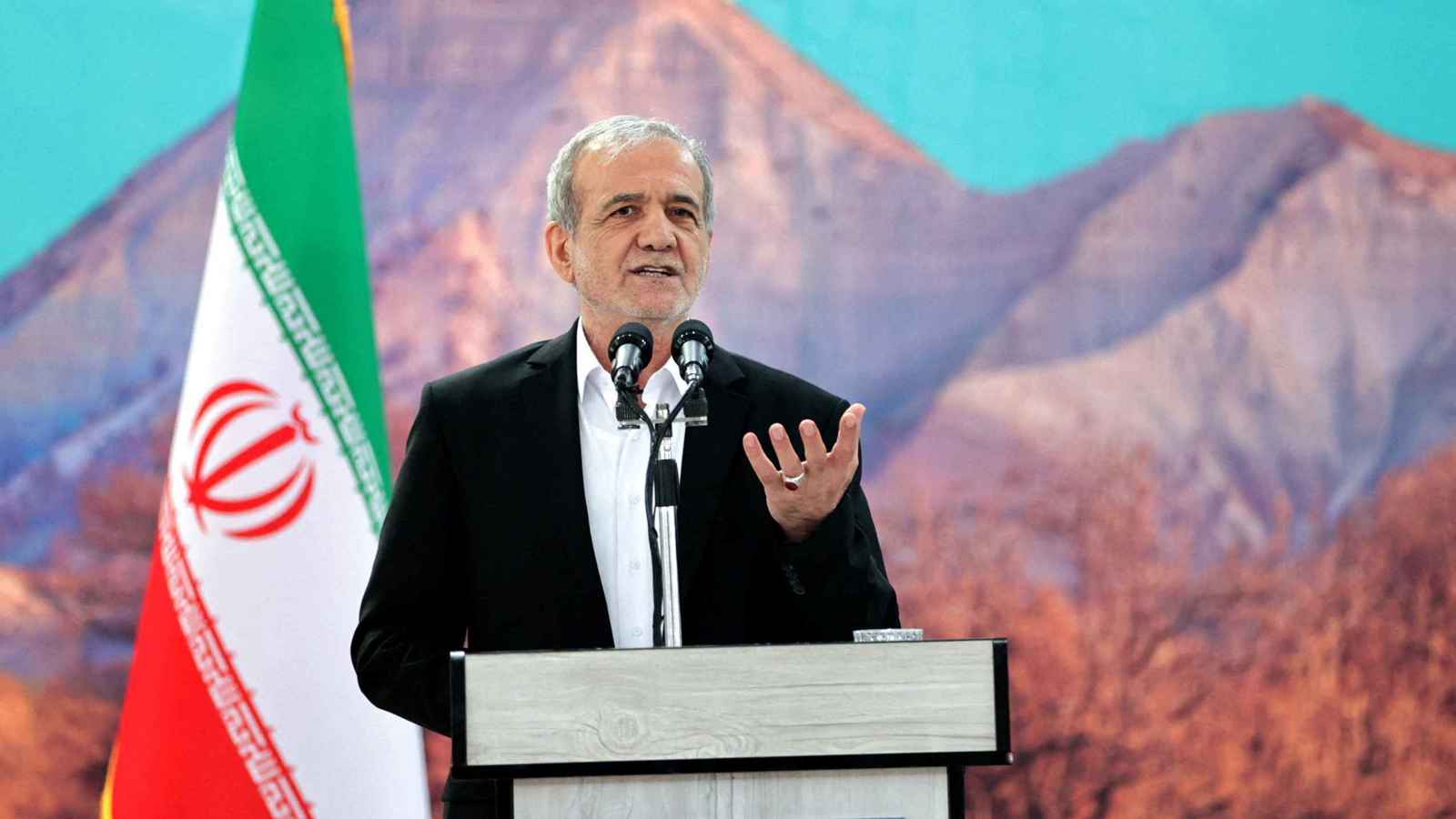 صحيفة تابعة لخامنئي تتهم بزشكيان بـ"تبييض وجه أمريكا"