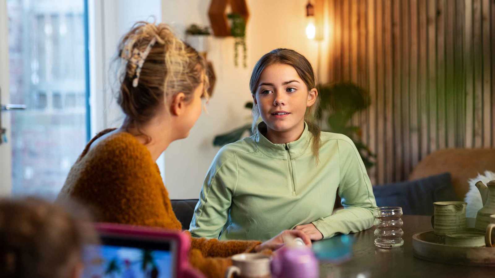 تقلبات المراهقة أم إنذار نفسي.. متى ينبغي للأهل القلق؟