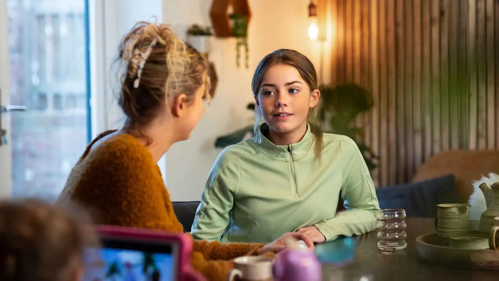 تقلبات المراهقة أم إنذار نفسي.. متى ينبغي للأهل القلق؟