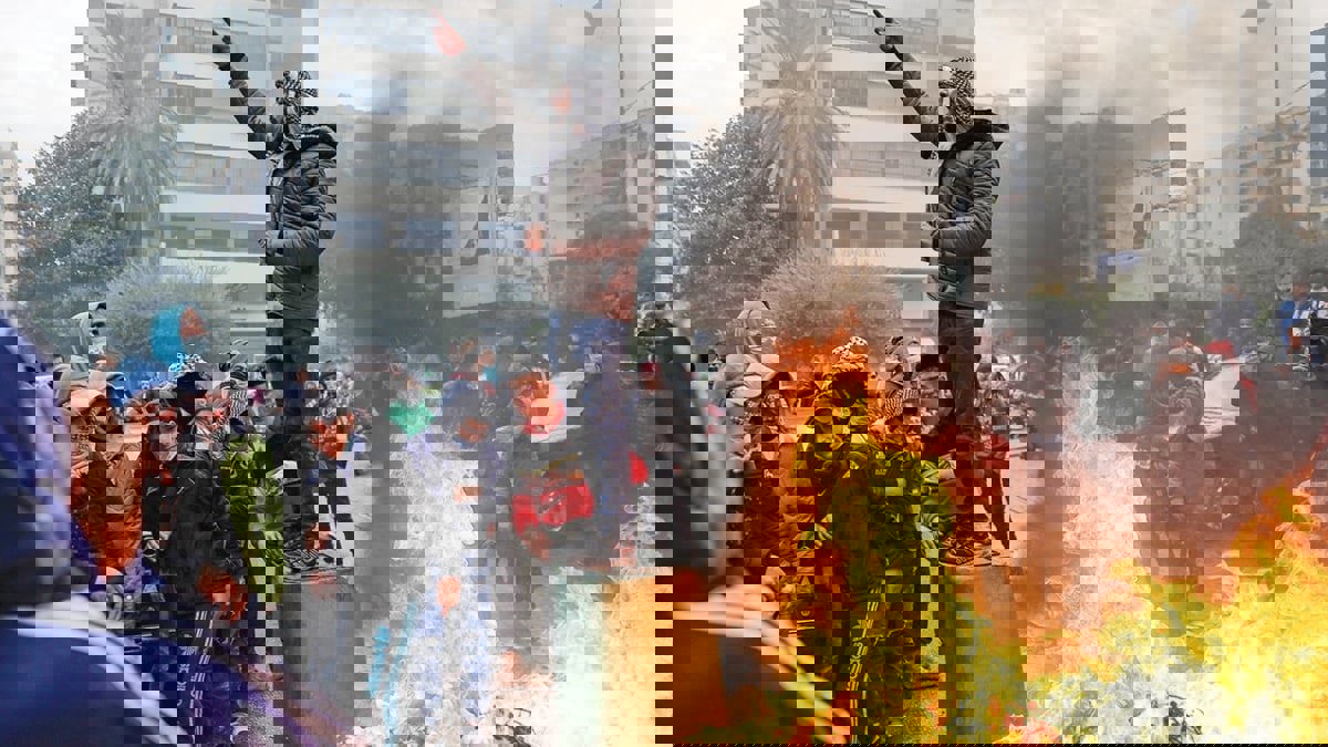 حرب كلامية بين عون والحريري.. وصحيفة بريطانية: لبنان ينهار