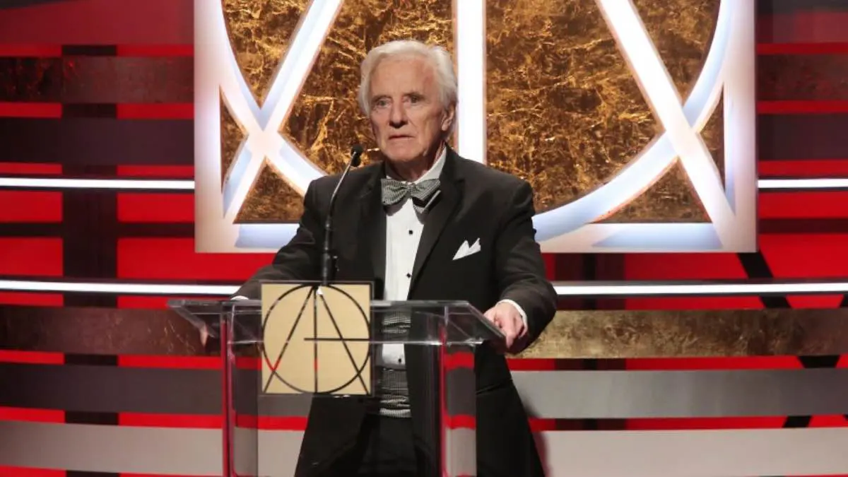 ما سبب وفاة  المصمم الفني  ليز ديلي؟