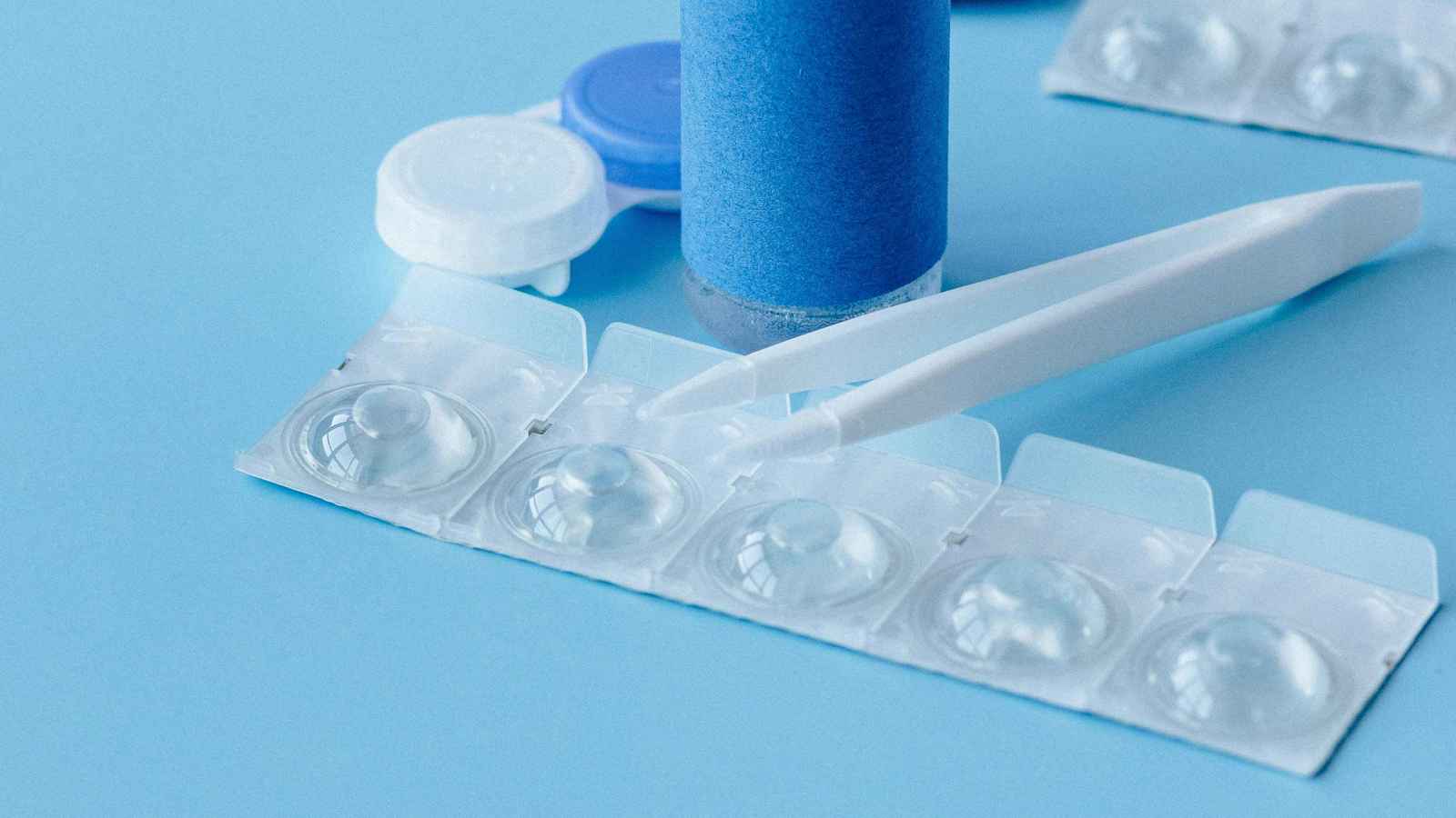 يجب إزالتها.. العدسات اللاصقة خطر "خفي" أثناء الاستحمام