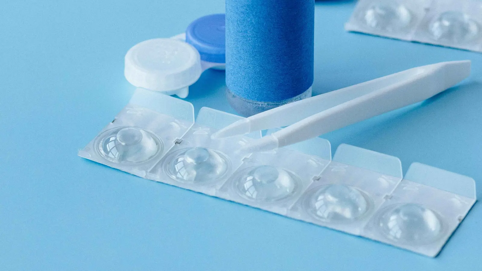 يجب إزالتها.. العدسات اللاصقة خطر "خفي" أثناء الاستحمام